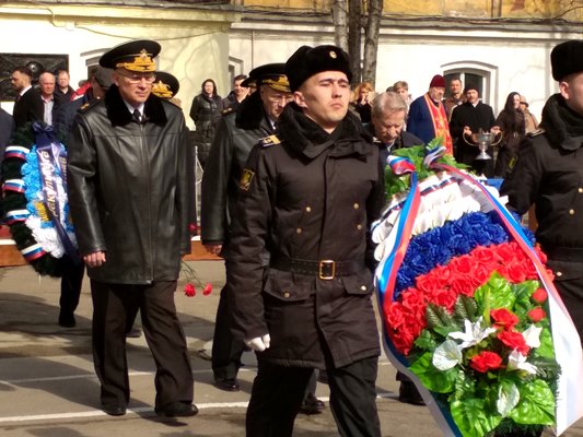 Возложение цветов и венков к памятнику подводникам Возложение цветов и венков к памятнику подводникам